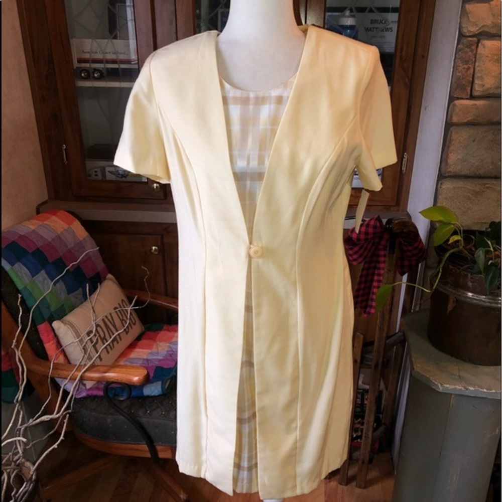 DBY LTD. SIZE 10 PALE YELLOW MOCK 2 PIECE DRESS WITH SHORT SLEEVE ZIPPER IN BACK